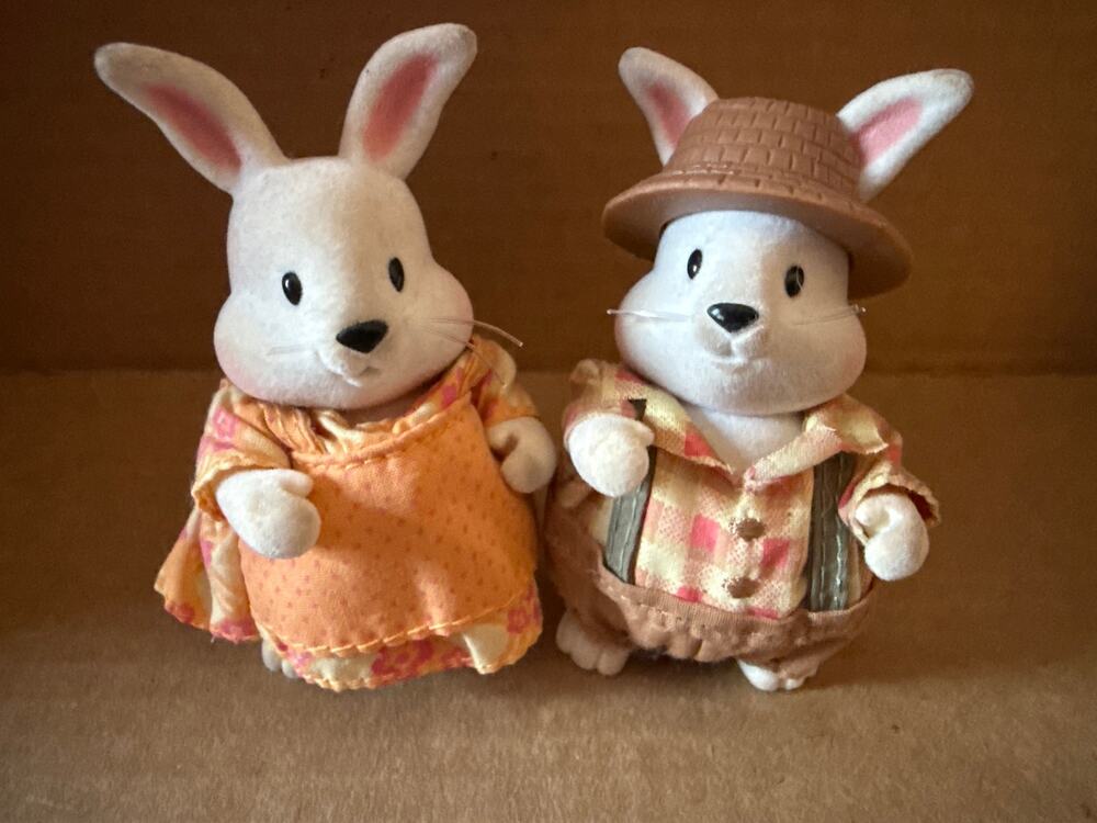 Li'l Woodzeez Hopping Goods Family Amelia & Elliot White Rabbits